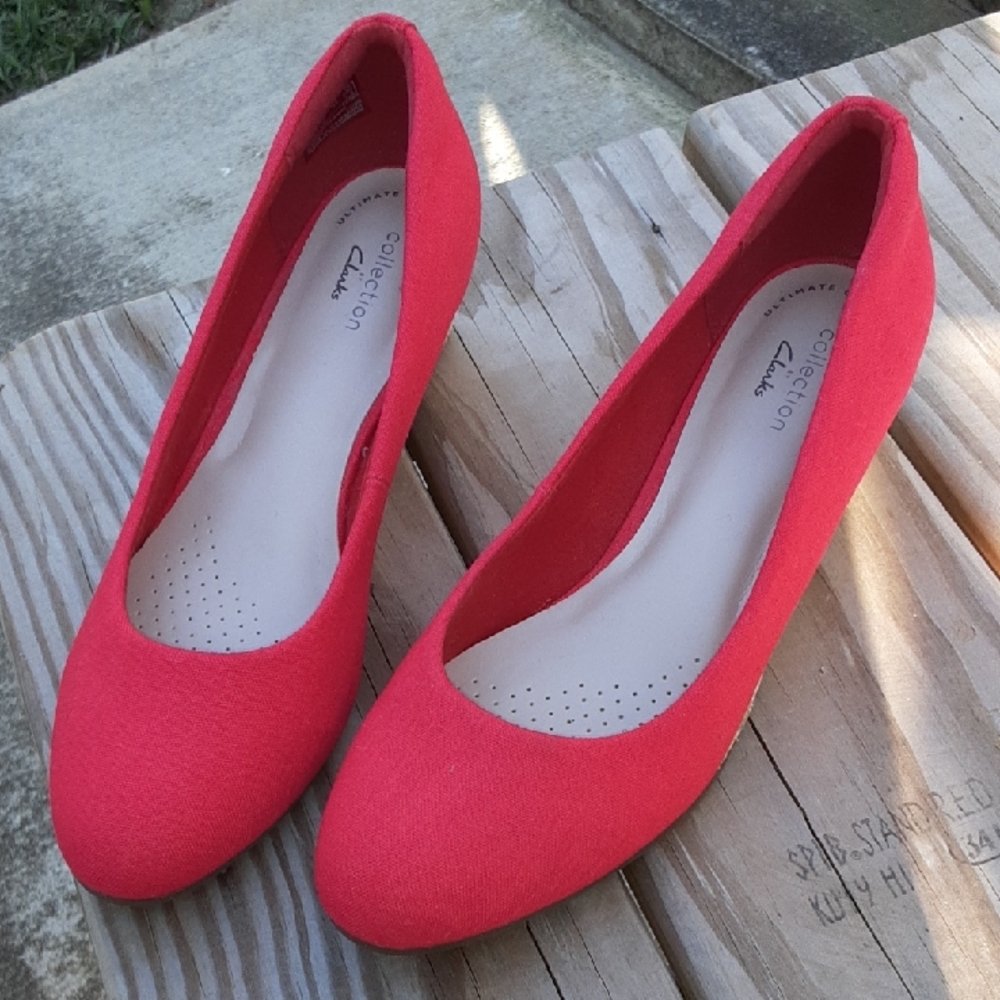 Clarks Women’s Mallory Luna Closed Wedge Plataform Red